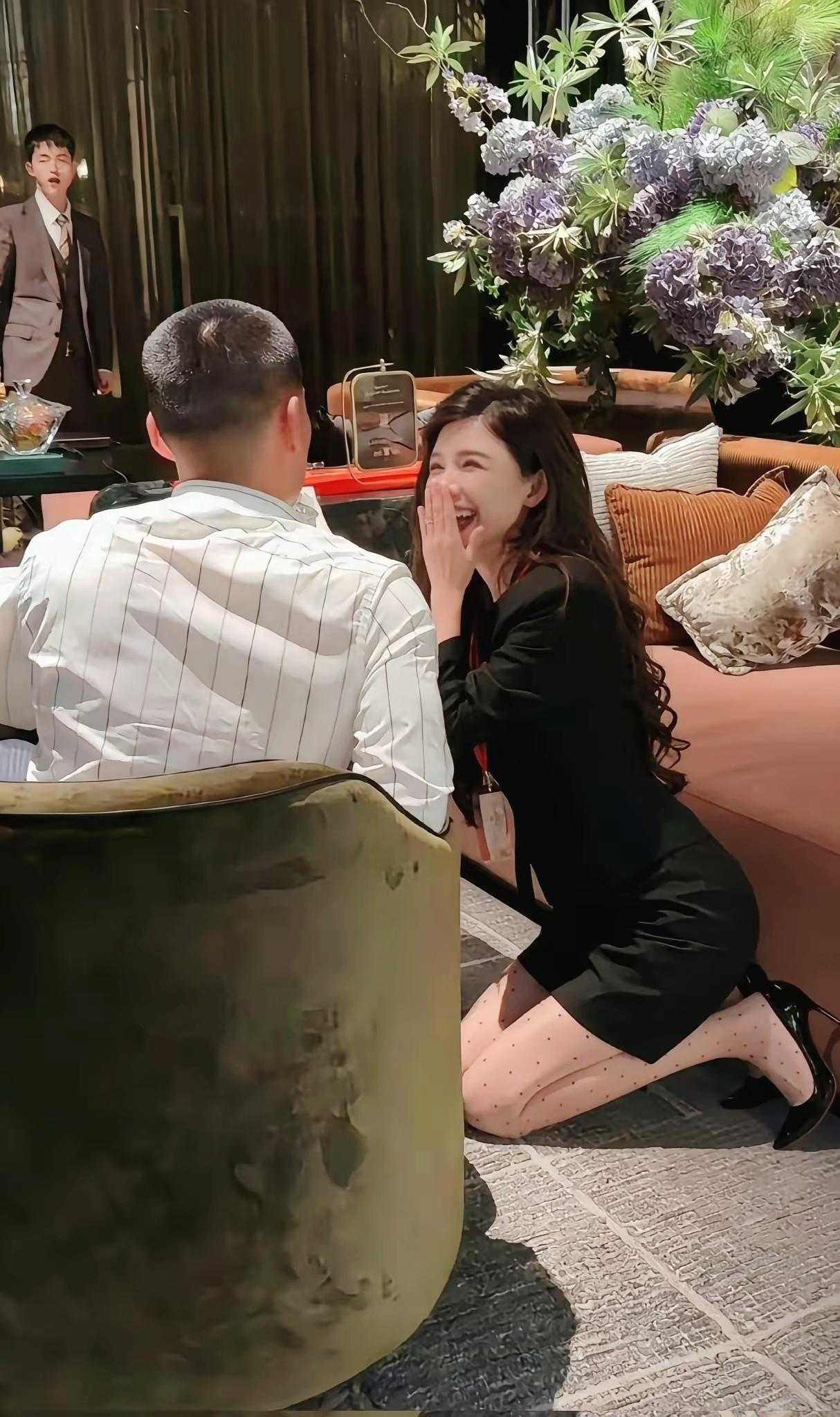 这才是销冠该有的样子！
跪着服务，全程笑脸，
把客户放在心上，业绩自然不会差。