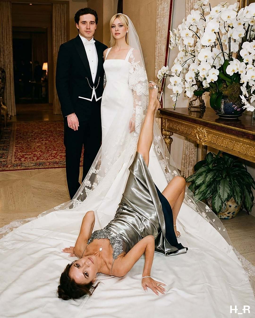 布鲁克林、妮可拉、维多利亚，外国网友给AI了一组照片，被25万网友转发外国网友大