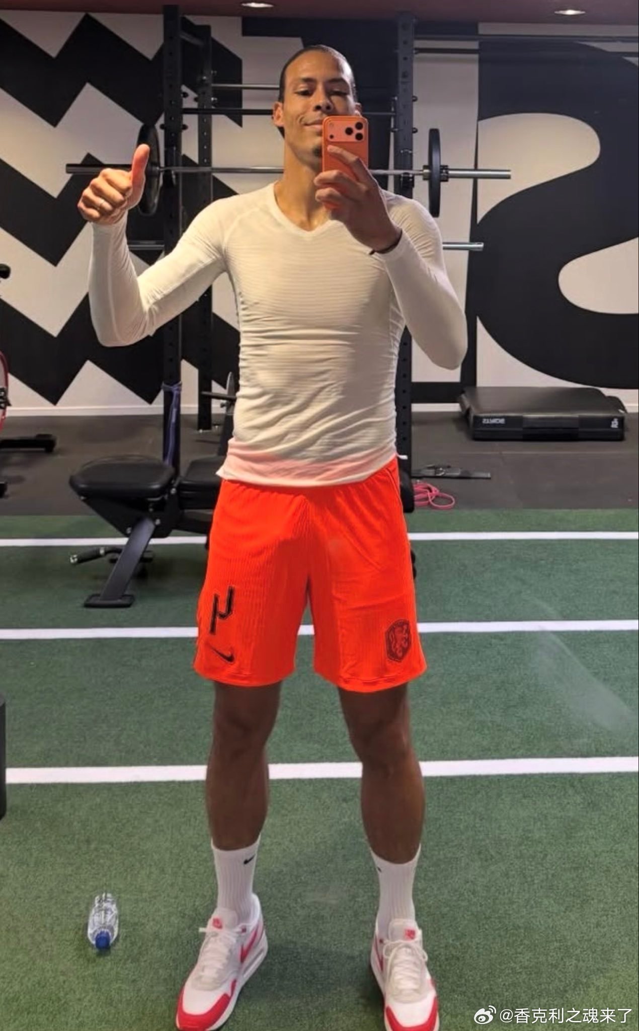 哈兰德和范迪克的拍立得合影，真不错啊，这种真的很值得珍藏  范迪克 哈兰德 利物