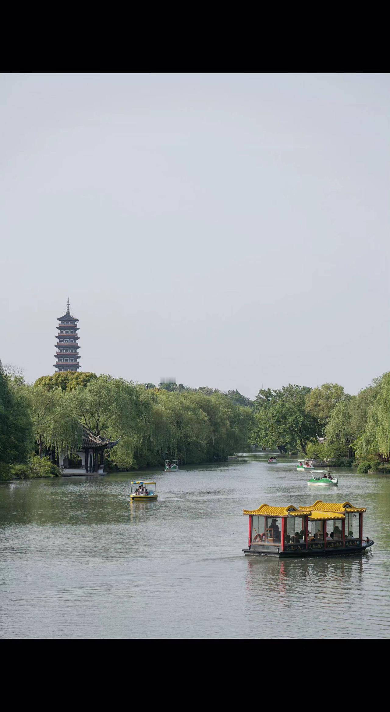 🖼️塔影卧波，船行如叶🍃。千年风，此刻都在桨声里摇晃～