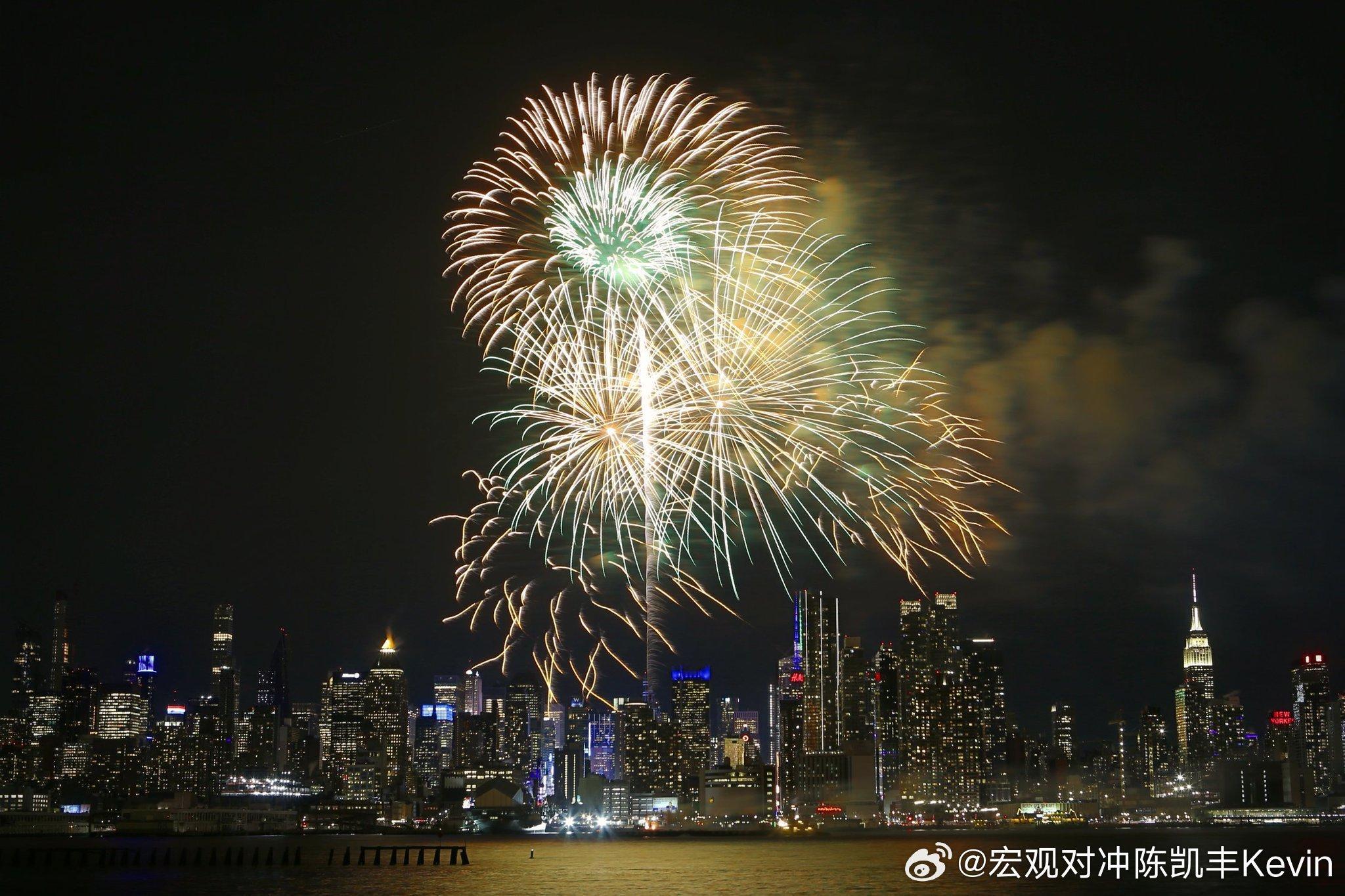 想要过我们小时候的传统的中国春节，要来美国，可以大街上放鞭炮，爆竹声声，欢天喜地