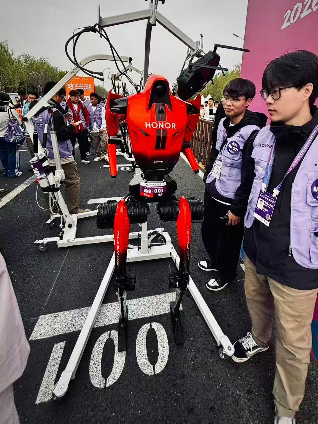 机器人跑姿大赏机器人起名脑洞有多大荣耀机器人首次参赛就夺冠首秀即巅峰！在刚刚结束