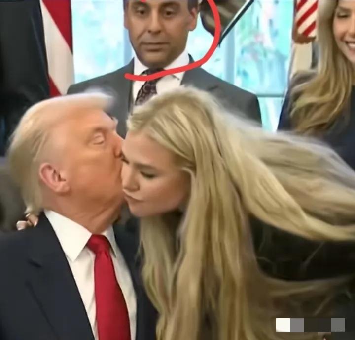 特朗普是一点也不避讳啊！！在任命驻印度大使的仪式上，他签完字后，忽然无缘无故亲吻