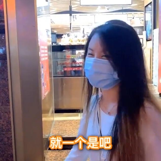 如果生一个孩子奖励100万，你愿意生几个？
 
上海街头灵魂拷问火了，假如生一个