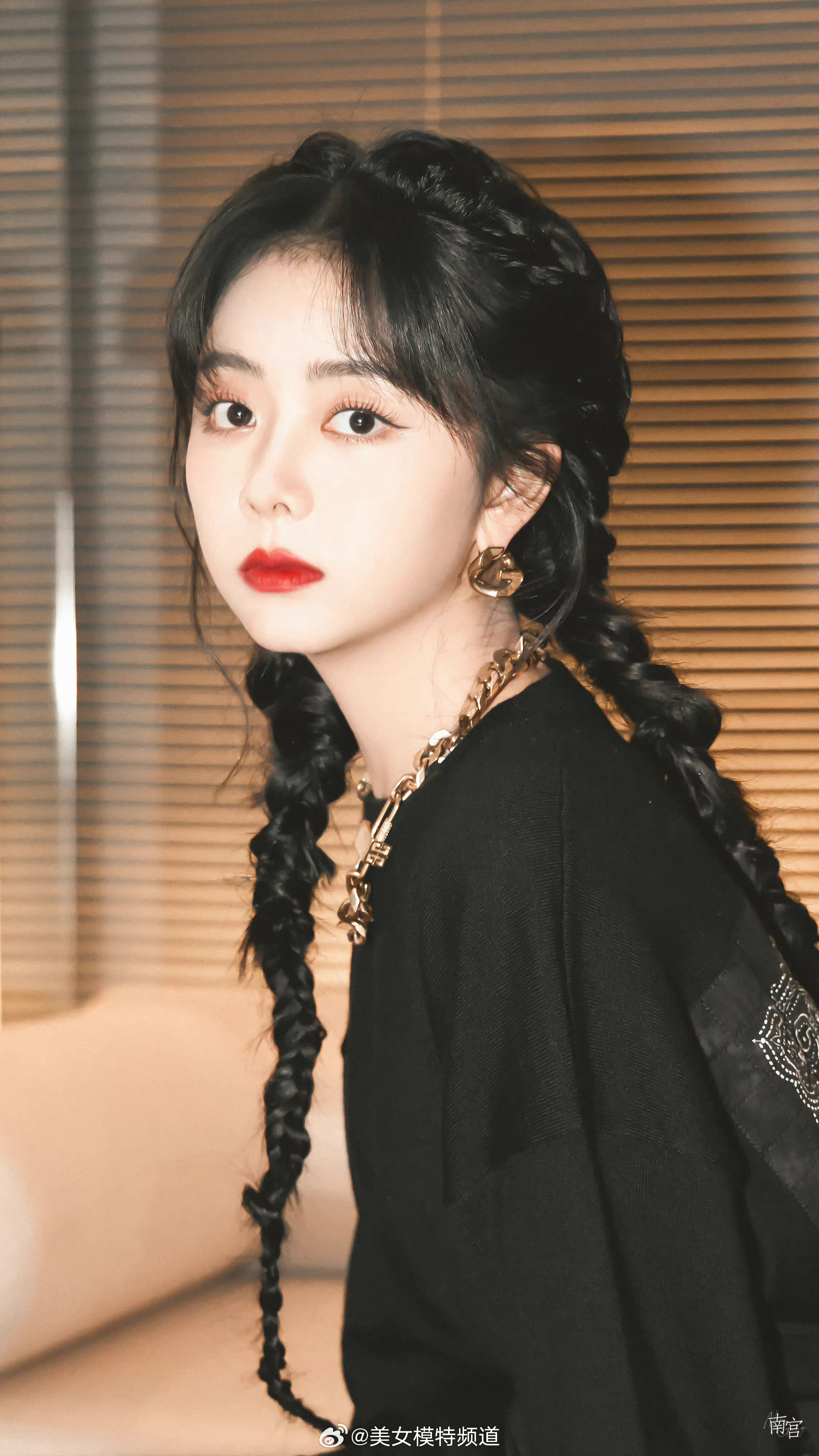 谭松韵复古红唇 