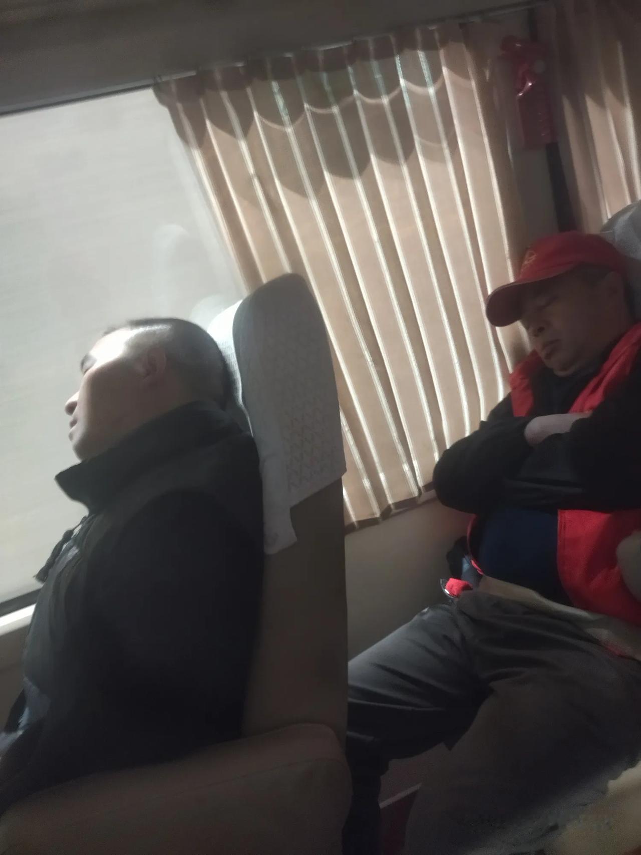 男人一世皆在忙，
忙忙碌碌为哪样？
何时何地何事闲？
梦中情人也豪爽。
@喜鳯爱