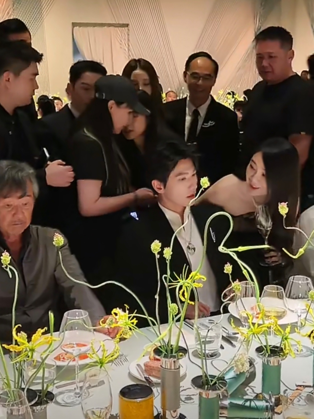 这两张笑死我颇有一种被群狼环伺的娇花的感觉 