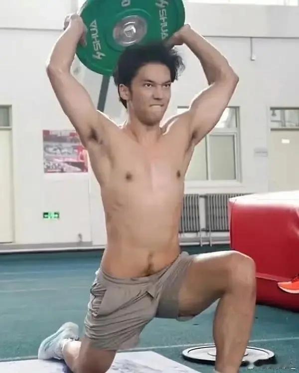 陈牧驰这图属实有点辣眼睛啊 ​​​