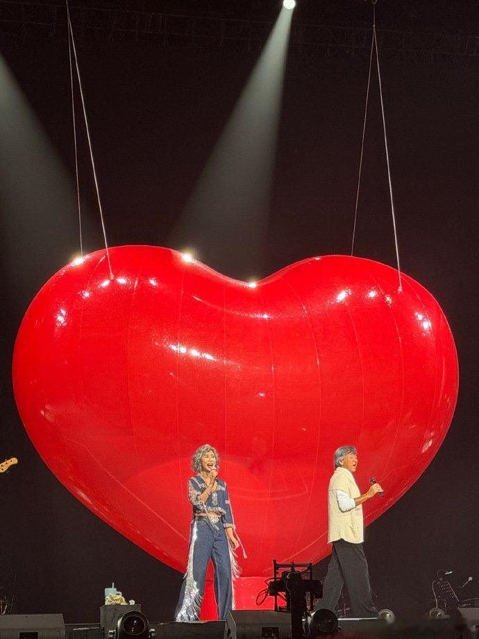 谁看了不说绝！78岁林子祥嗓音依旧炸裂，64岁叶蒨文活力赶超年轻人，佛山演唱会《