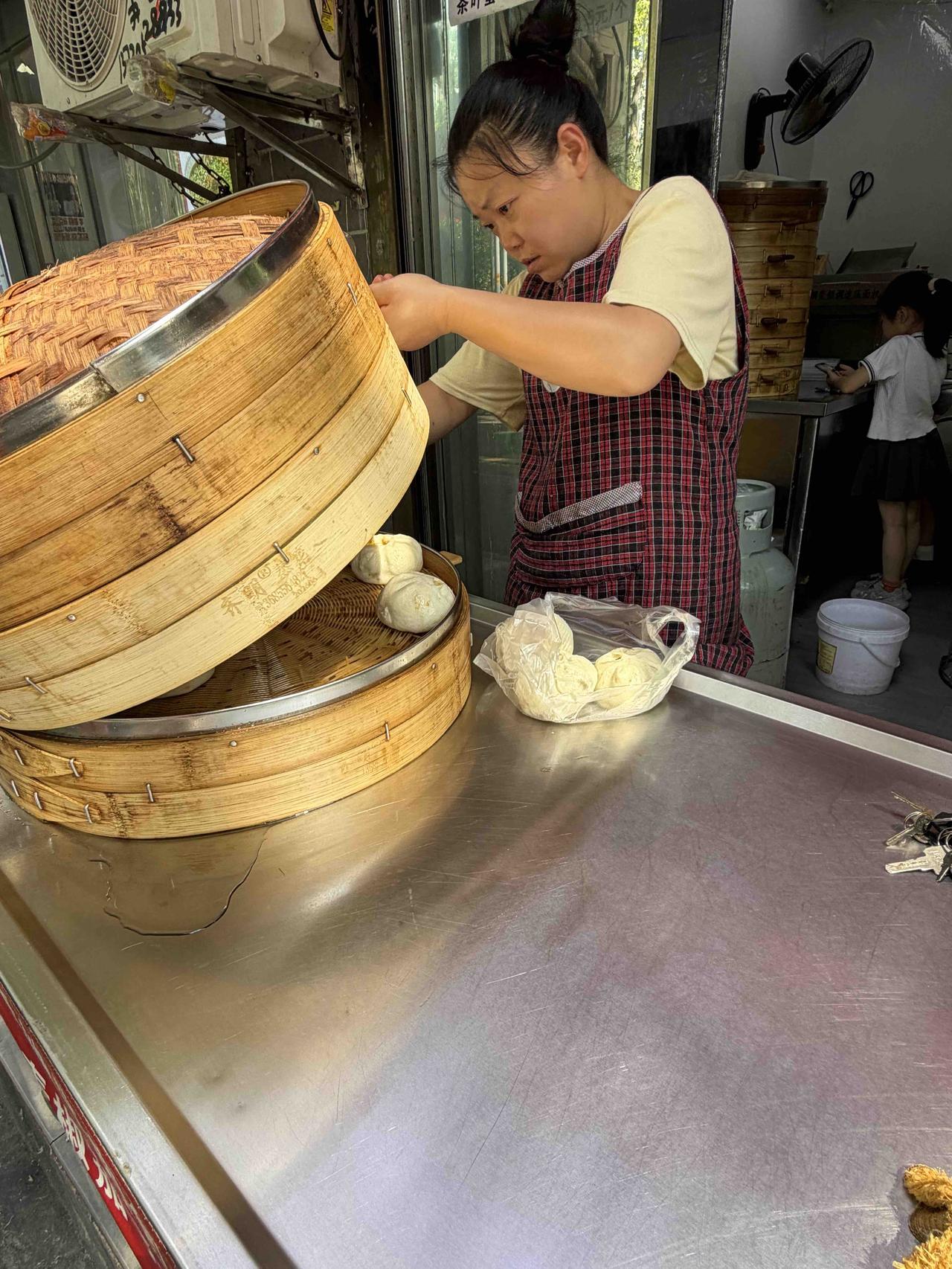 昨天上午，我本来，想去西北一路买包子；出门后，看着大太阳当头，天太热了，就临时改