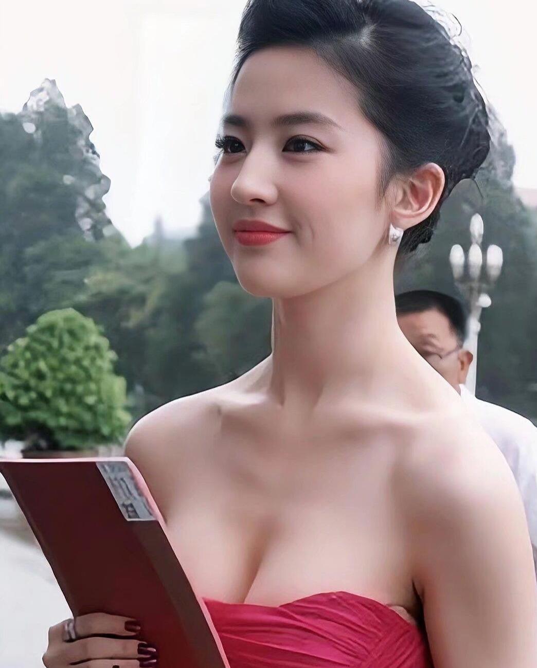 不一样的刘亦菲，一袭红衣不必深V，看不懂？不像少穿一件又感觉少穿一件，求解？
