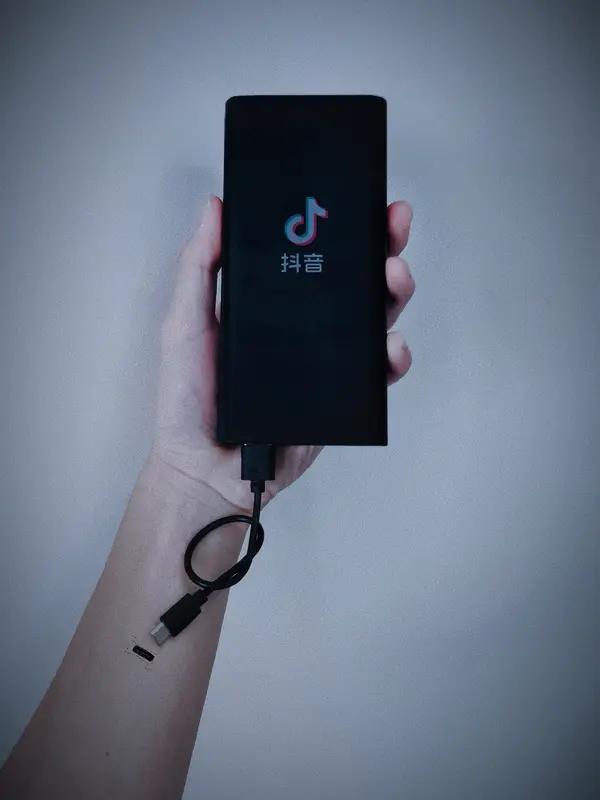 抖音这么火，赚钱机会大把，普通人也能分一杯羹。
短视频变现是个好路子。定位很关键