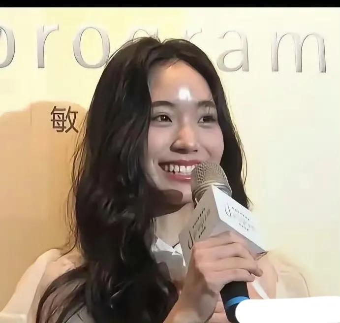 都说小S二女儿很漂亮，长得像林志玲，可有时候也觉得她有点迷失在自己的滤镜当中。