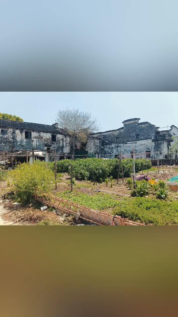 我们去旅行，实现曾经约定。要看很多的风景，记录你美丽心情。我们去旅行，总有浪漫上