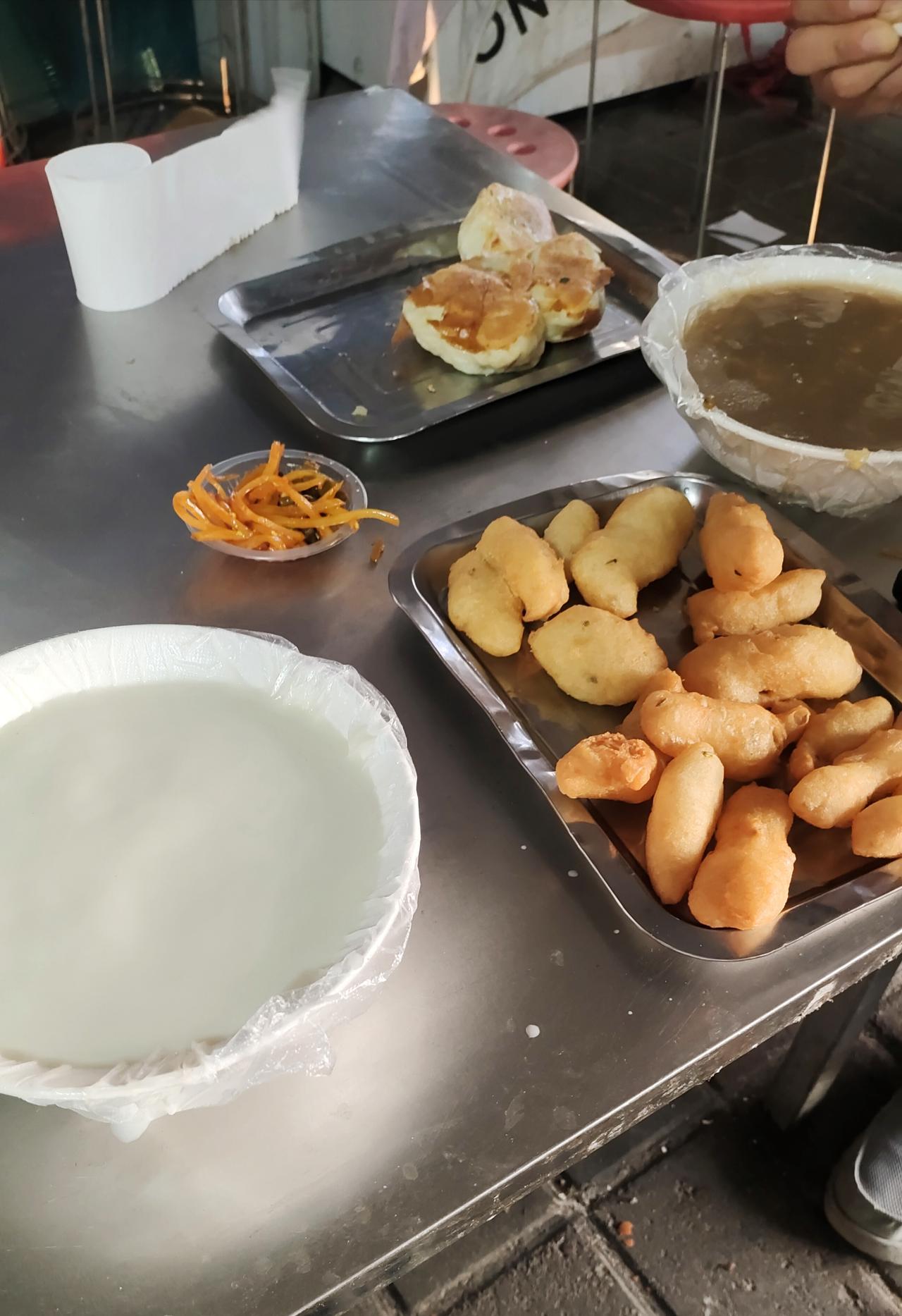 自从在外租房子住后，我们就很少做早餐了。附近有三家早餐店，两个人不到十块钱就能吃