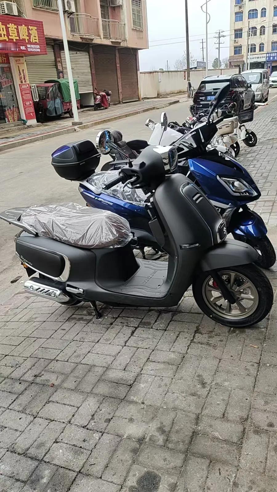 通勤踏板摩托车应该考虑哪款?
作为铃木踏板摩托车的爱好者，我这里就推荐铃木踏板摩