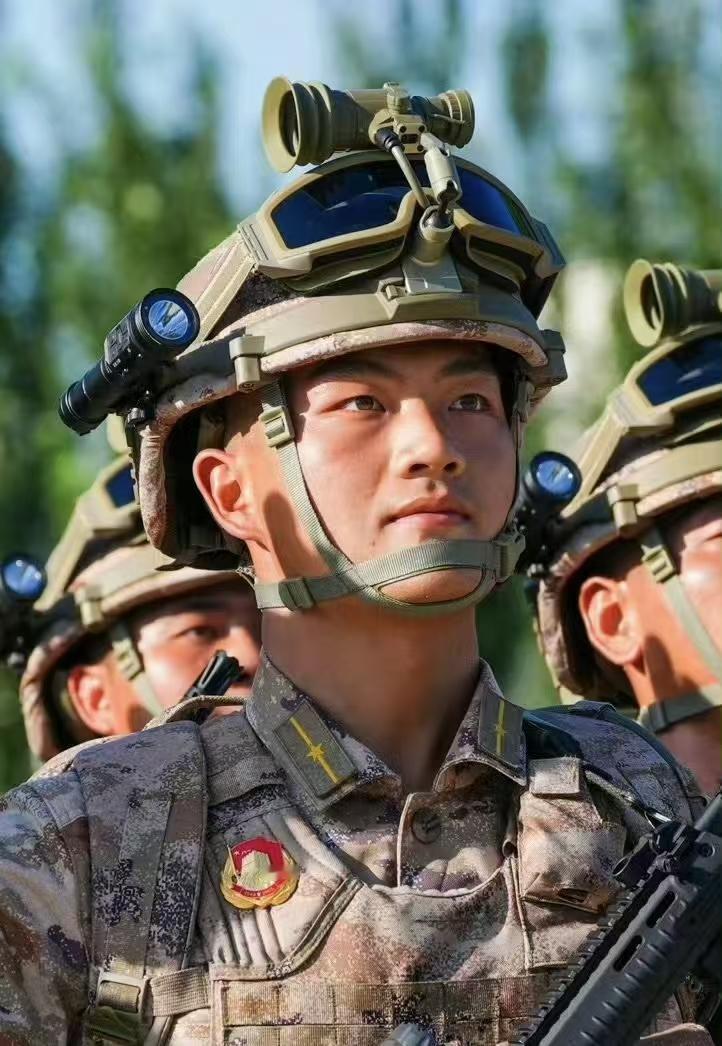 泪目了！汶川地震那个被救小男孩，以空降兵少尉身份参加阅兵！
哇塞！真的全身鸡皮疙