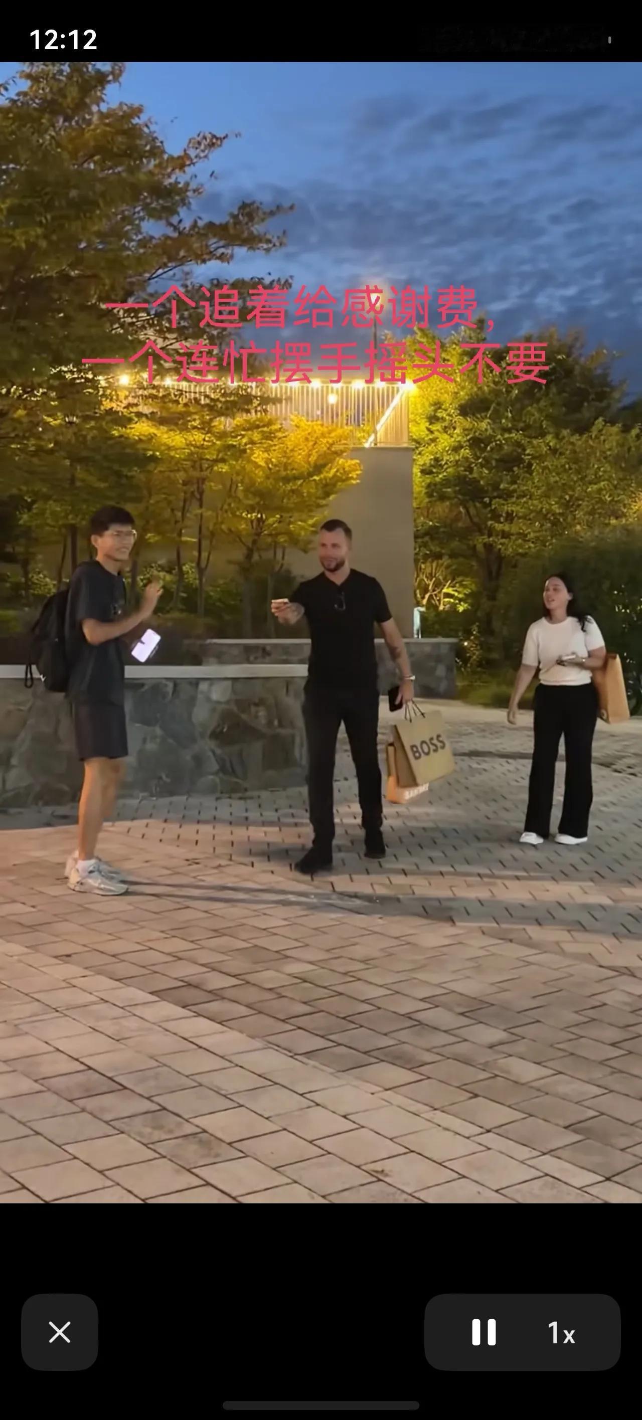 中国博主捡到外国游客手机，对方给了5000元作为报酬，中国人要了吗？
 一个博主