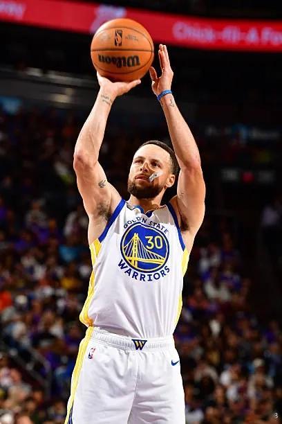 08月25日讯 数据博主Clutch Numbers更新动态，晒出NBA历史单赛