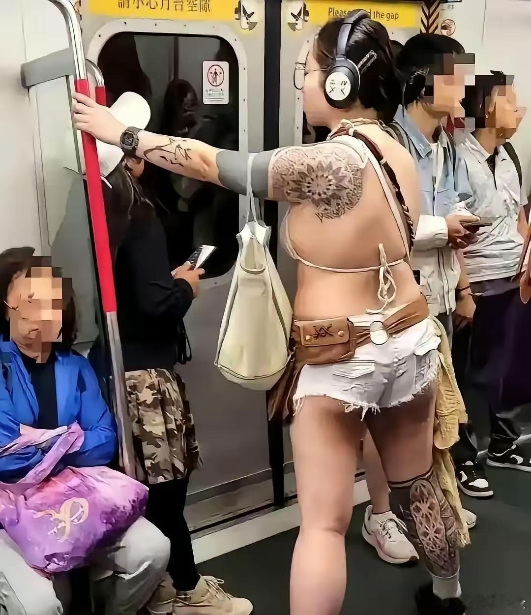 这个女人身材既不好看，为什么穿的那么少？是吸引人的眼球，还是为了凉爽？也许走到哪