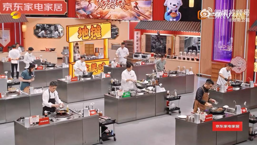 长沙夜市女摊主靠炒牛河月入10W摊主姐姐说，每天卖两百份不是她的极限，是铁板的极