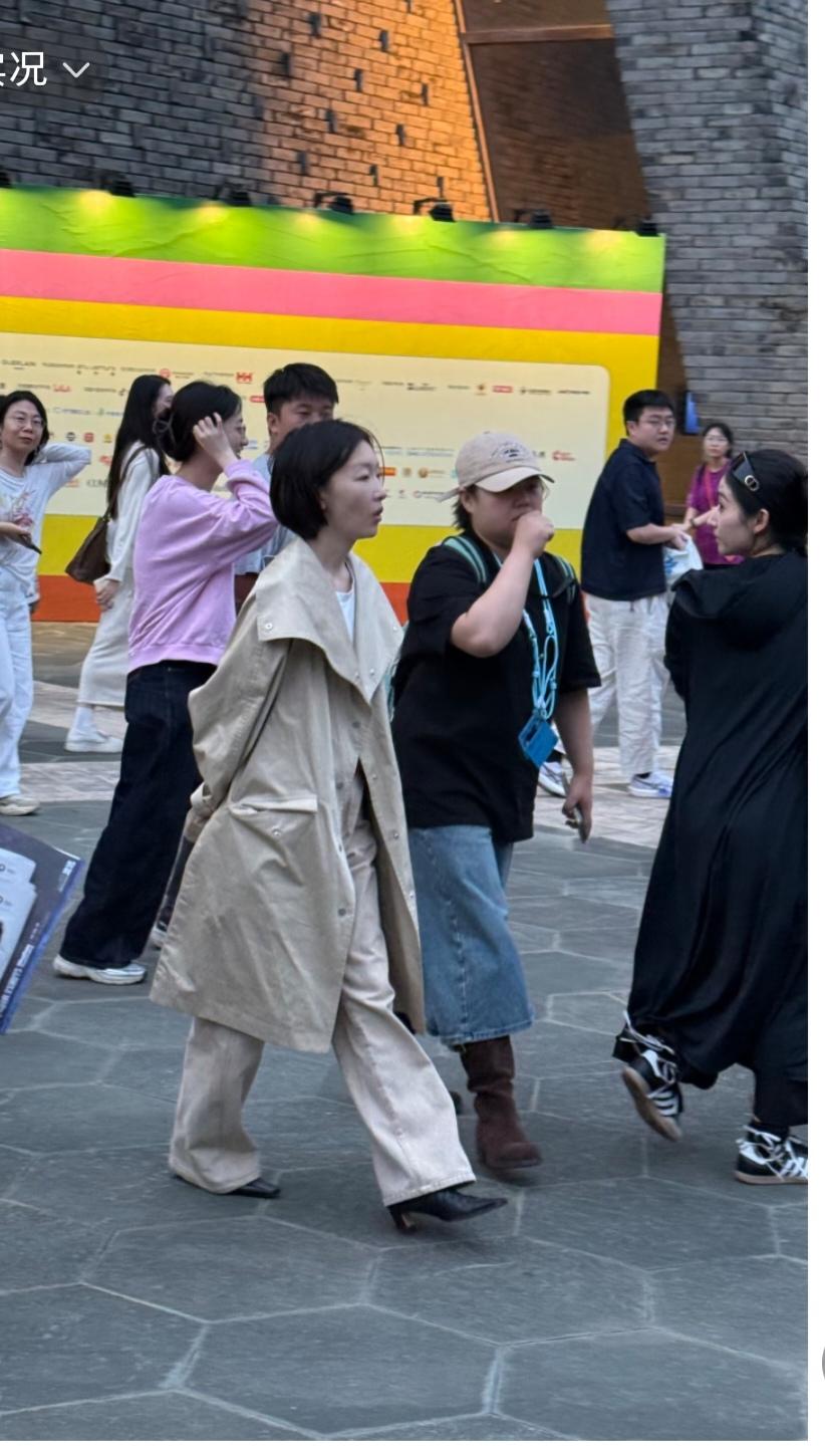 周冬雨，好想把衣服给她扔掉。