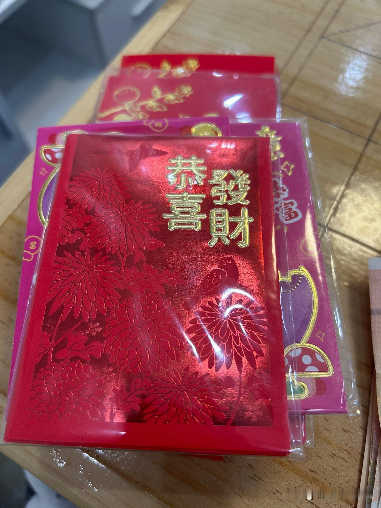 说到派利是，广东人是见者有份，虽然金额不大，但包含了美好的祝愿。
笔者认为，这种