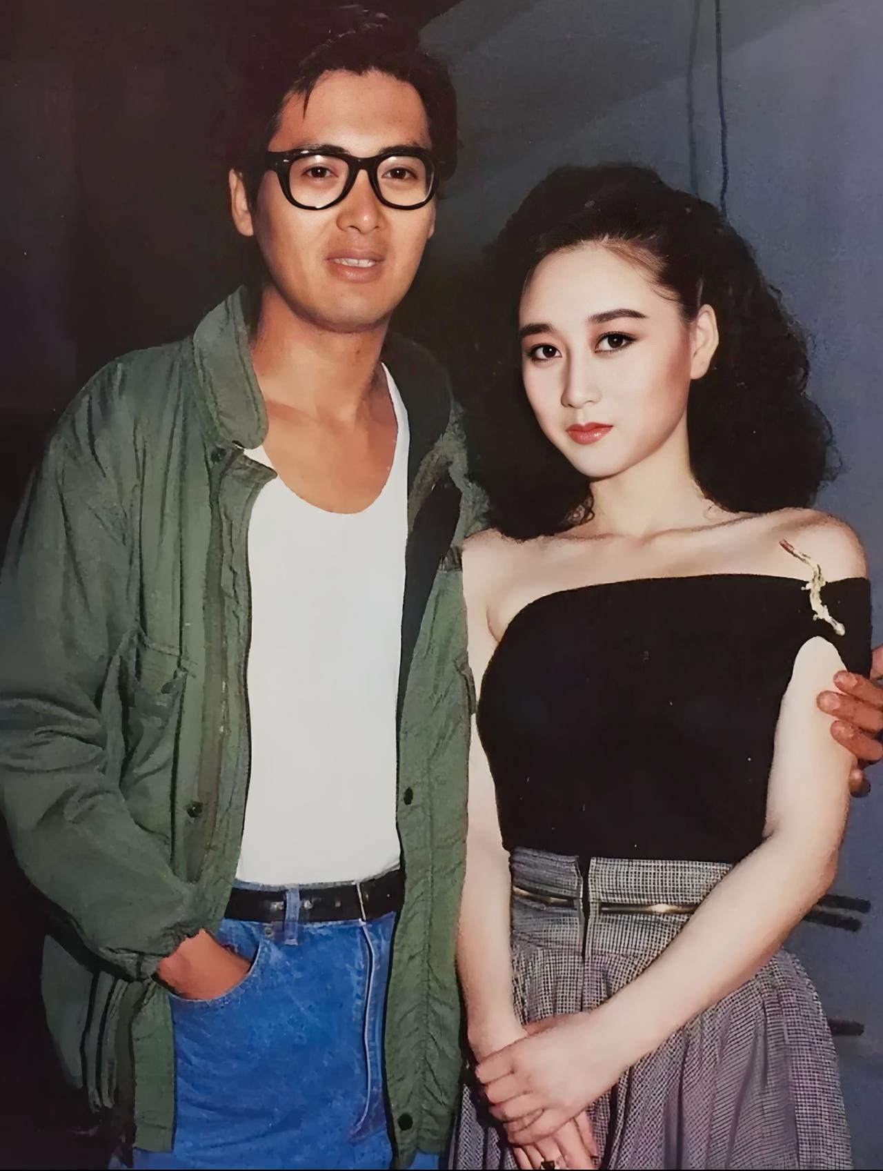 周润发与利智古早合影。

这张照片，是1987年在香港拍摄的，26岁的利智，有着