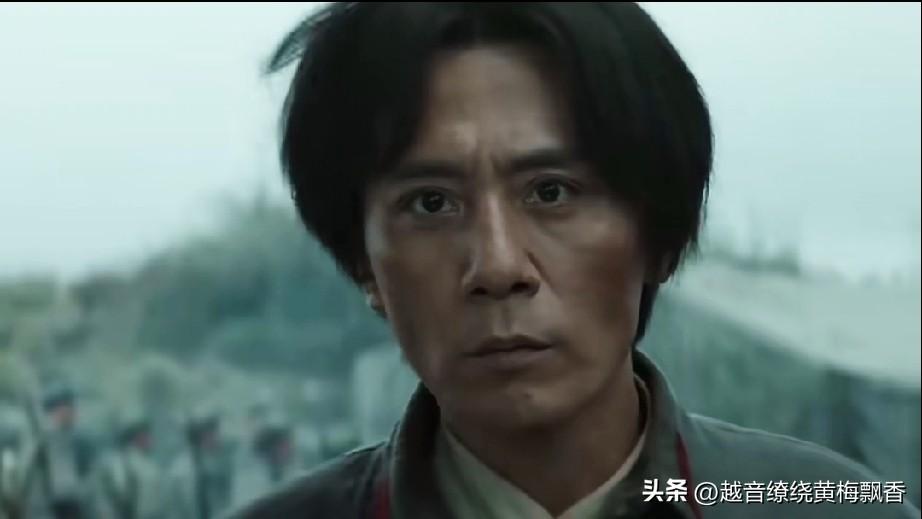 图①是刘烨在电影《四渡》中扮演毛主席在长征时期的形象，②③是于和伟在电视剧《伟大