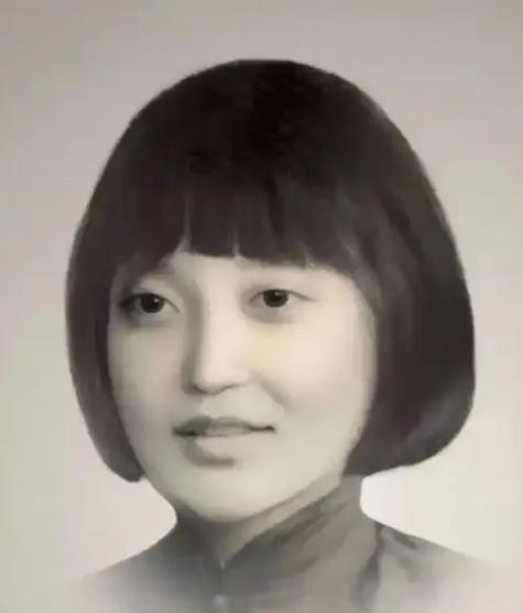 1928年9月，因叛徒出卖，她被捕了。次年3月，她自己咬断脐带，在狱中生下孩子。