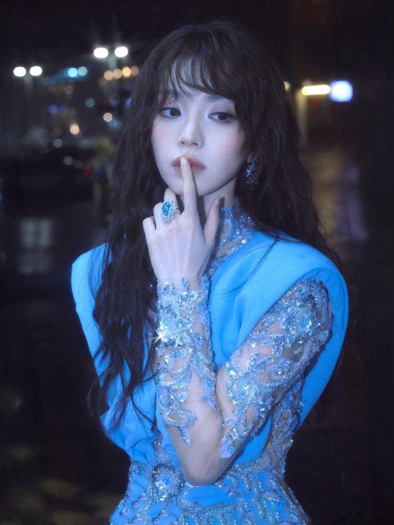 田曦薇釜山第二套look 田曦薇蓝裙look田曦薇亚洲内容大赏第二套look，完