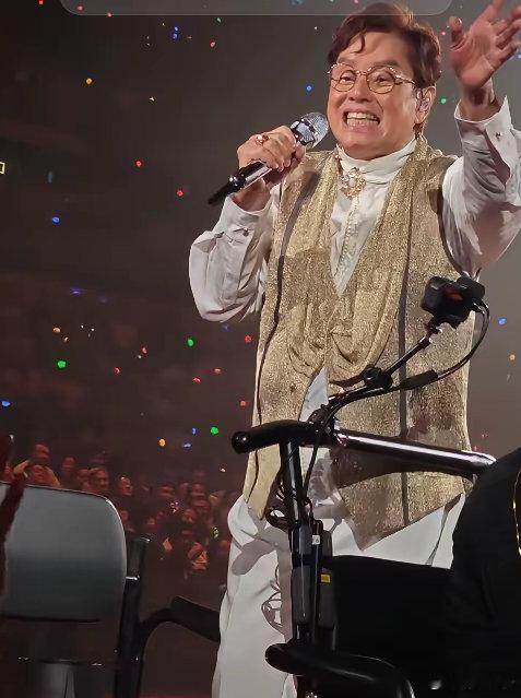 为什么70多岁的谭咏麟，还要出来开演唱会？我特地去查了查，竟然发现他在年轻的时候
