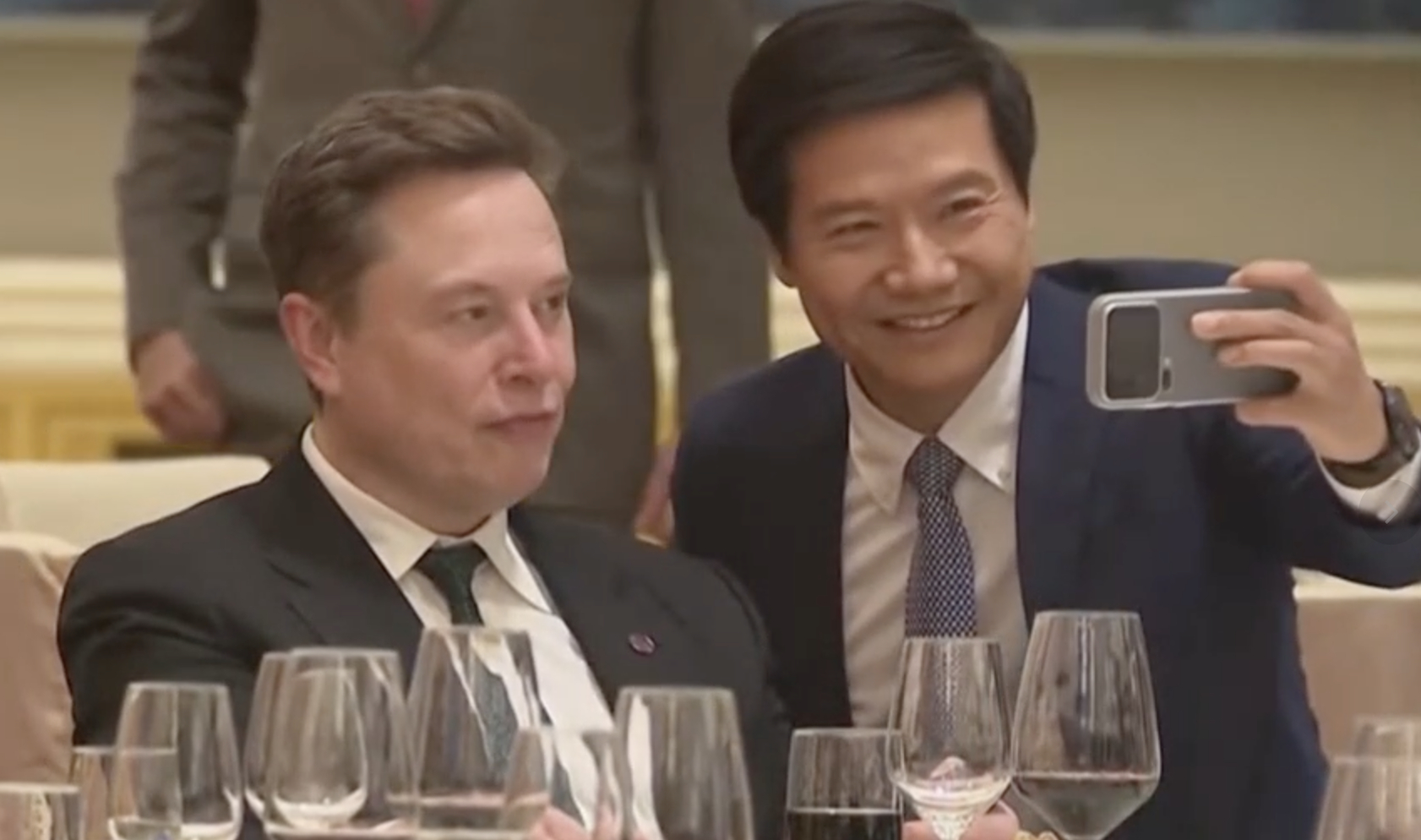 雷军和马斯克合影，这次会去小米汽车工厂吗？特朗普访华欢迎宴会 马斯克携幼子现身人