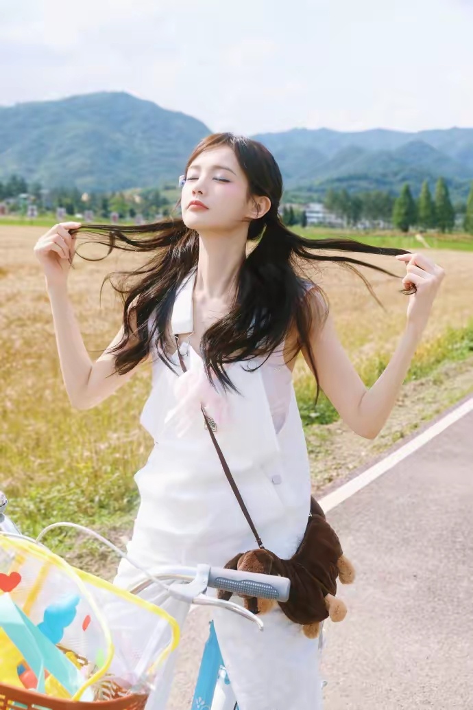 李一桐夏日美照，活力十足。 ​​​