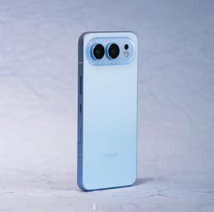 荣耀 500 这个镜头真有点意思，从来没想过的设计呀 