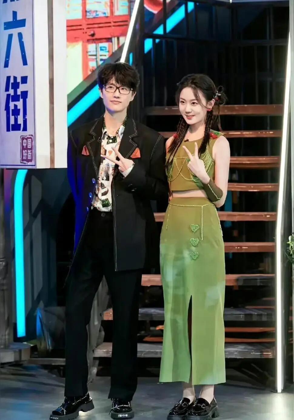 冯禧追星成功天花板hi6的糖迎来最强售后追星照进现实说的就是冯禧！台下举灯牌追了