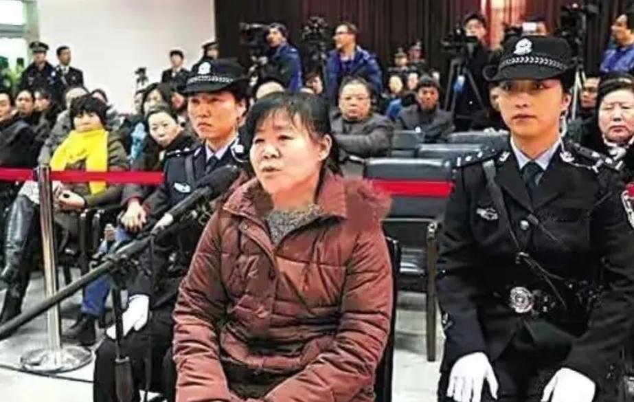 2014年，陕西。妇产科主任张素霞，因贩卖婴儿被判死刑。谁知，她却嚣张地说了一句