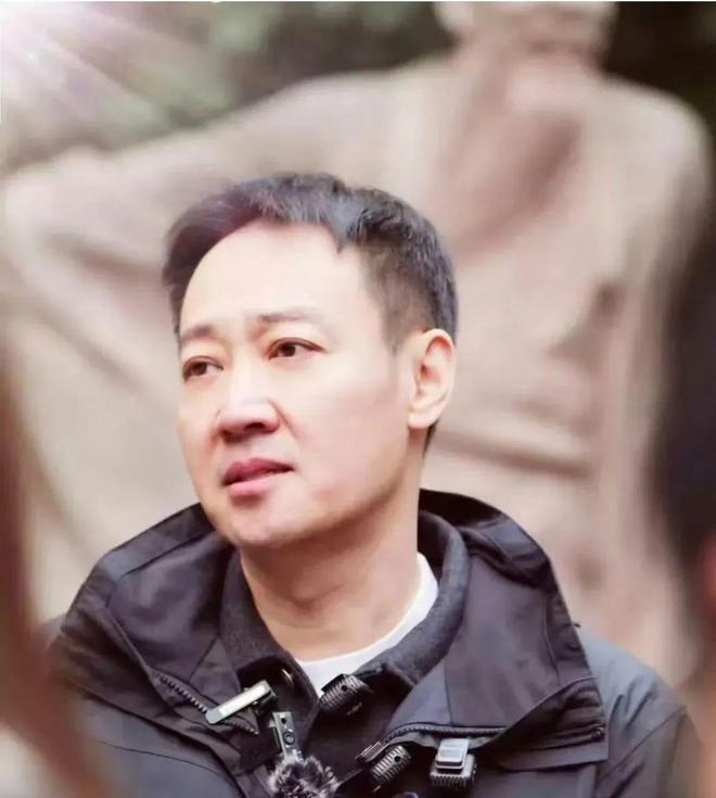 辛柏青妻子朱媛媛于2025年离世，他沉浸在哀痛中，一直保持缄默。朱媛媛生前坚强面