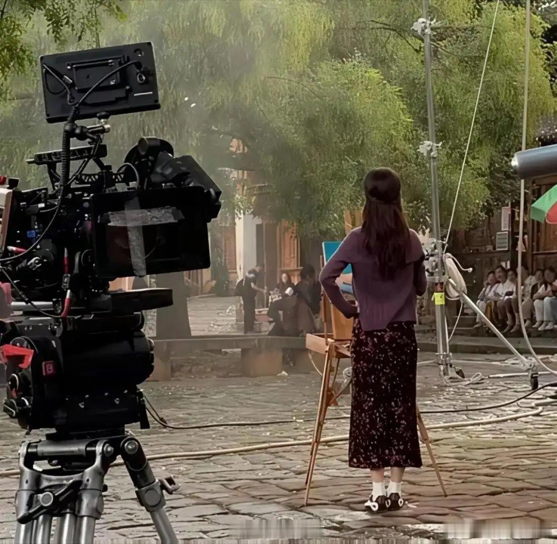 不愧是女明星啊，金晨的体态好优雅，人群中盖不住她的耀眼。 