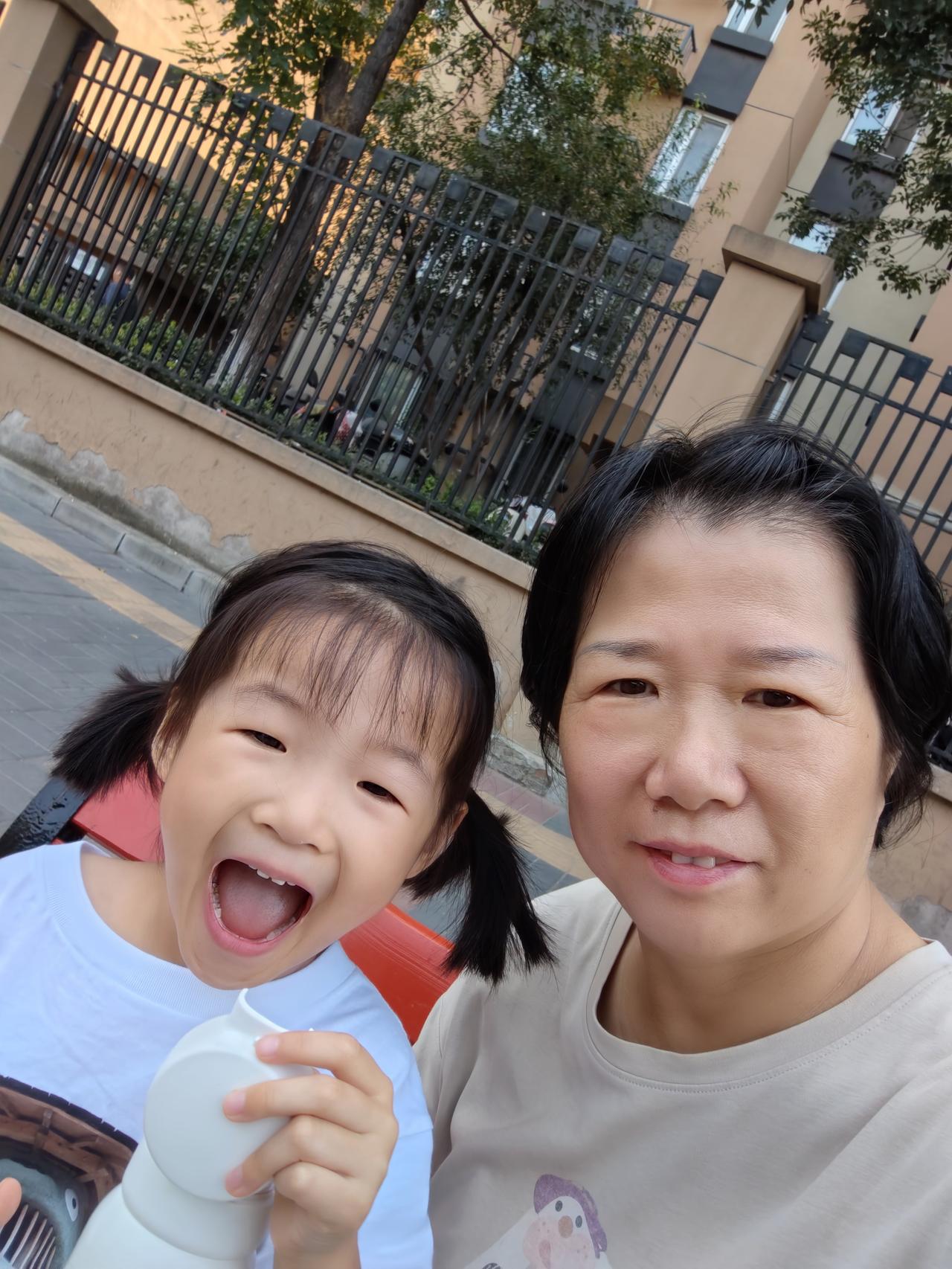 老爸非得让我去跟人见一面，不去，他还生气了。

明天我就回杭州上班。我们村里也有