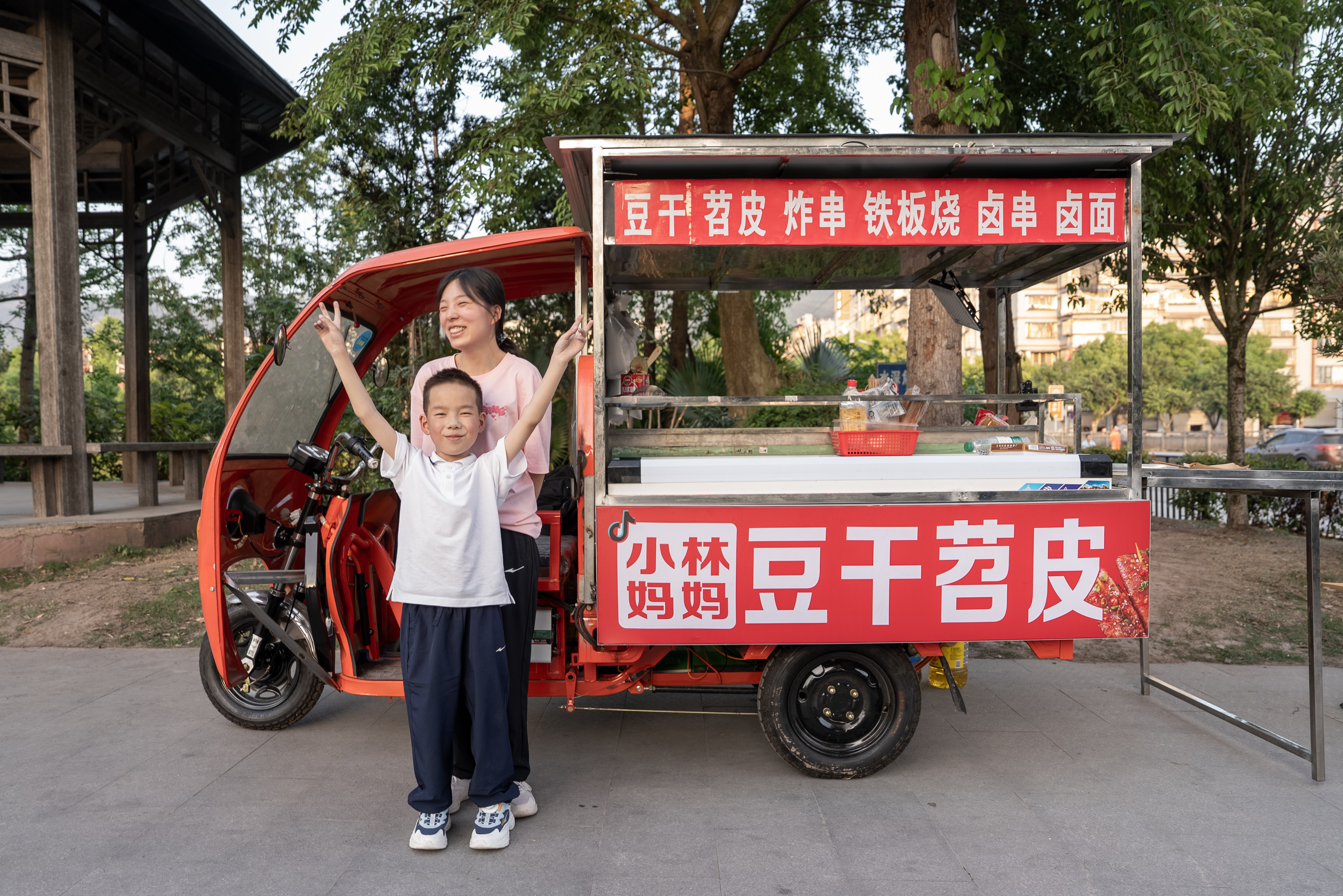 【#摆摊救子妈妈恢复出摊#：趁有流量多挣点，抓住一切机会让他活丨母亲节特别策划】