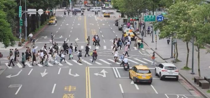 国共两党恢复机制化交流，这绝对是两岸关系中的一件大事。从历史上看，国共合作曾带来