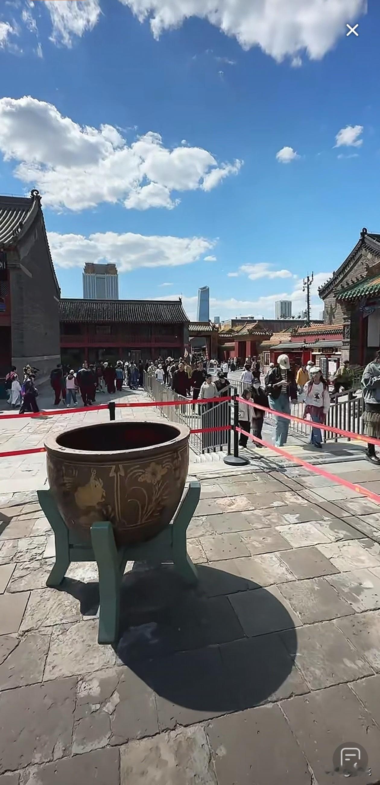 沈阳故宫，红墙碧瓦配蓝天白云，这老“出片”了。
