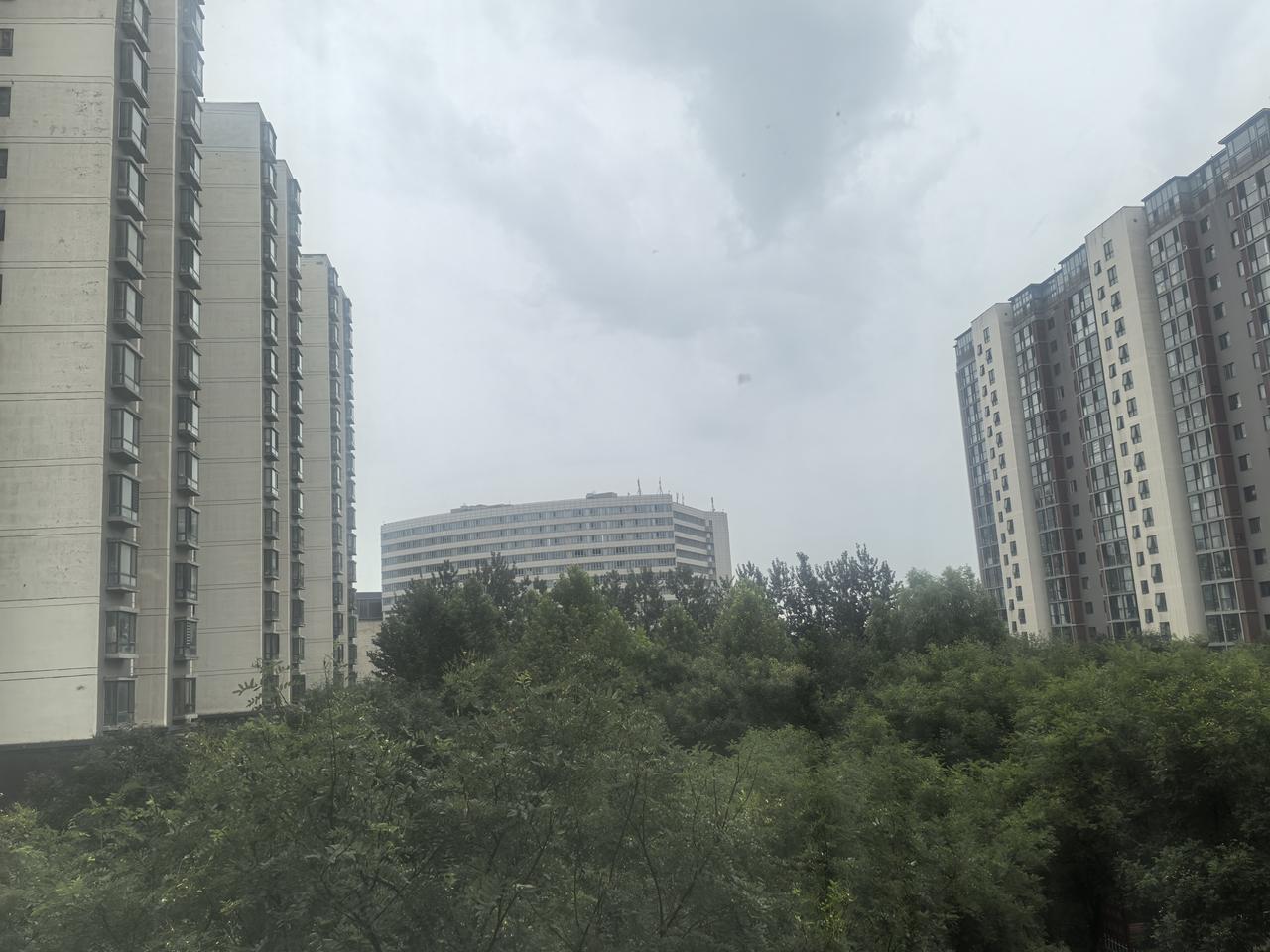 《等北京的秋》
立秋的帝京先泼了半盆凉雨在阶前
我今早推窗又接住一捧阴云
他们都