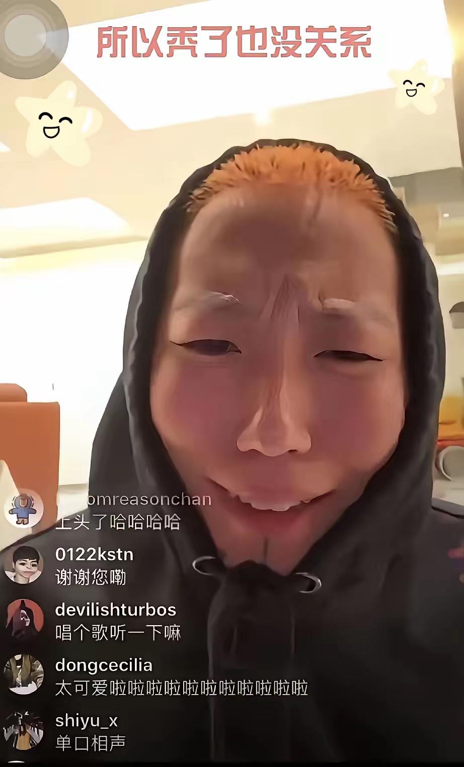 王菲怕是也没想到，自己28岁的女儿窦靖童，居然在直播间直言“怕遗传秃头”！要知道