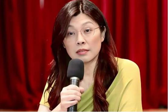 真是活见鬼了！带着大陆“十项新政”大礼包返台的郑丽文，民调居然跌到谷底仅剩23.