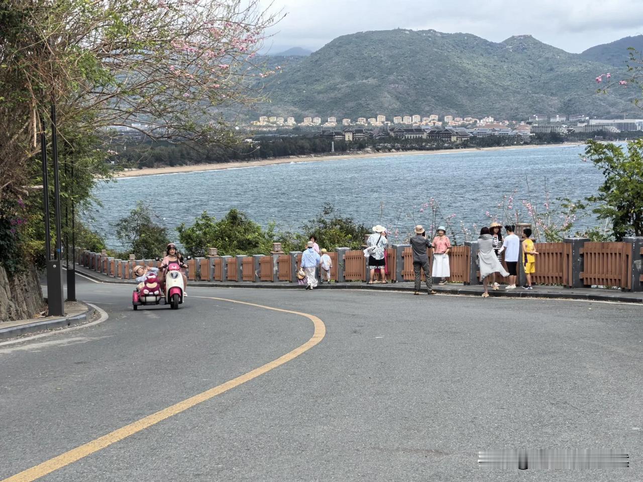 沈阳和大连文旅可以参考引进一下三亚海边这款电动车，效果感觉嘎嘎的！
今天在三亚亚