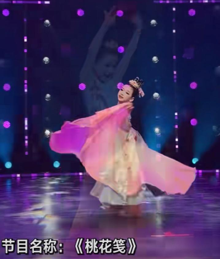 2月1日，董璇9岁女儿小酒窝参加舞蹈展演，表演《桃花笺》等中国舞，舞姿柔美灵动，