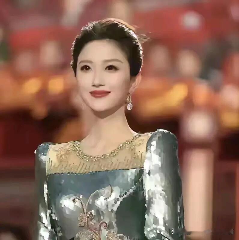 这位女明星的这张照片好美啊，看着比央视主持人周涛、李红还要漂亮，有种宠辱不惊，淡