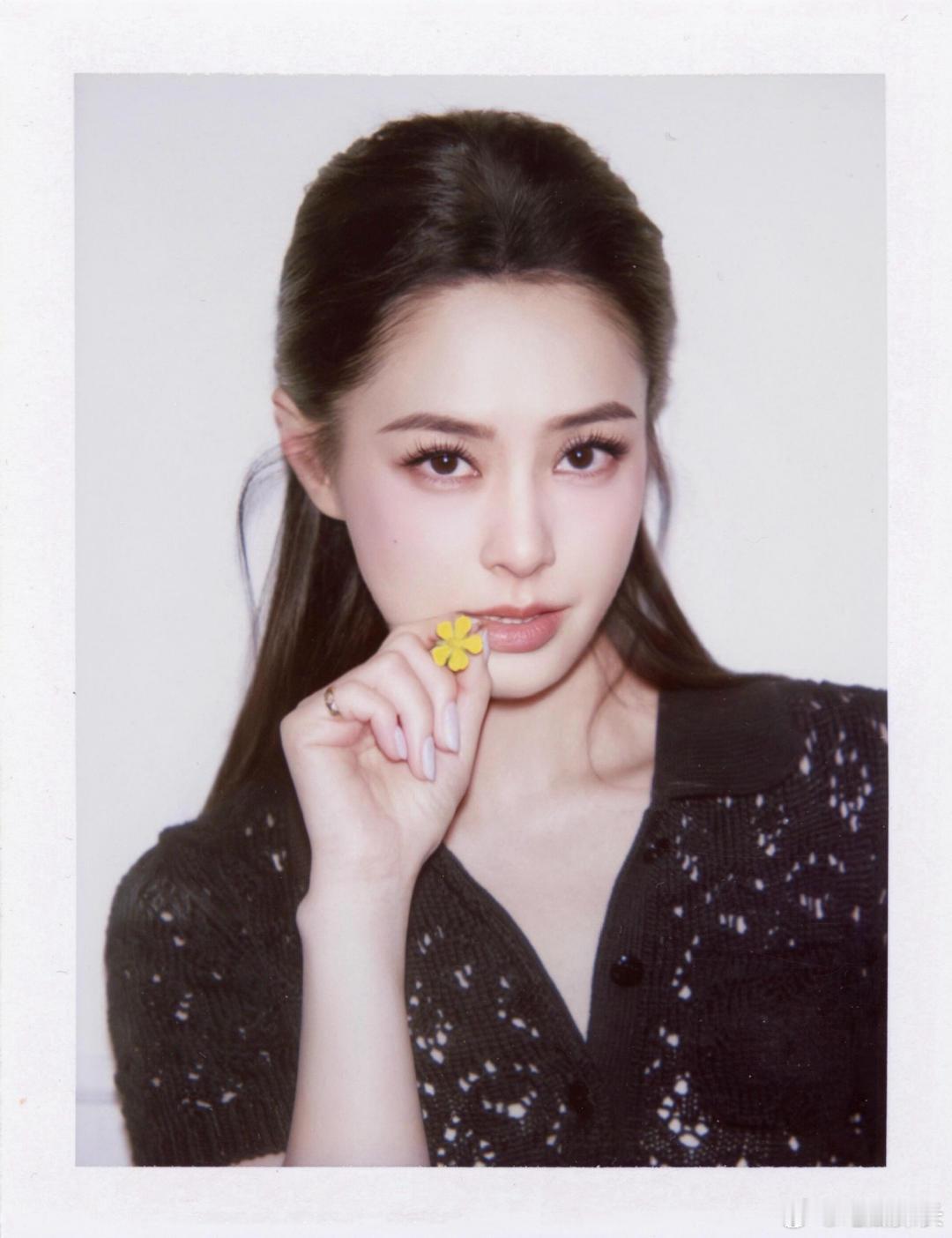 阿娇拍了撕拉片阿娇拍撕拉片也太会了吧，侧颜杀直接封神，连发丝都在发光，我真的会谢